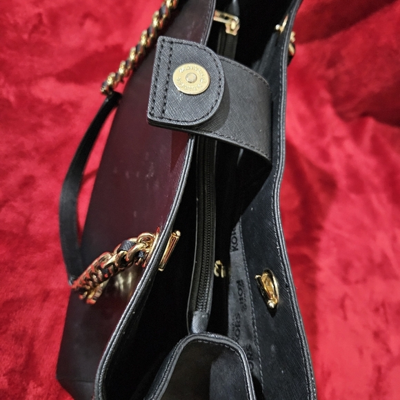 Michael Kors Black Leather Savannah Shoulder Bag - Picture 4 of 16